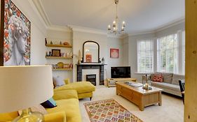 Stylish 2 Bedroom Maisonette With Parking